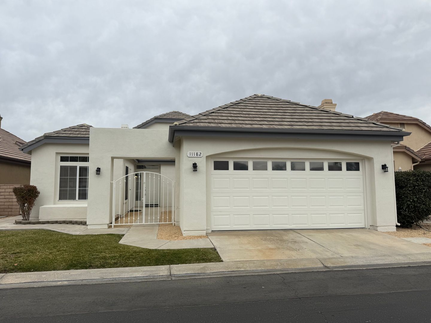 Apple Valley House: 11182 Country Club Dr