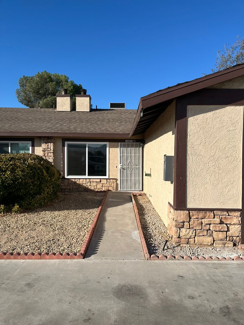 13073 Navajo Rd B, Apple Valley, CA 92308