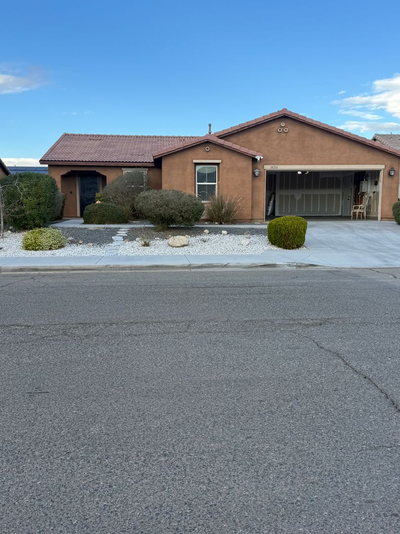 VICTORVILLE House: 14336 BLACK MOUNTAIN  PL