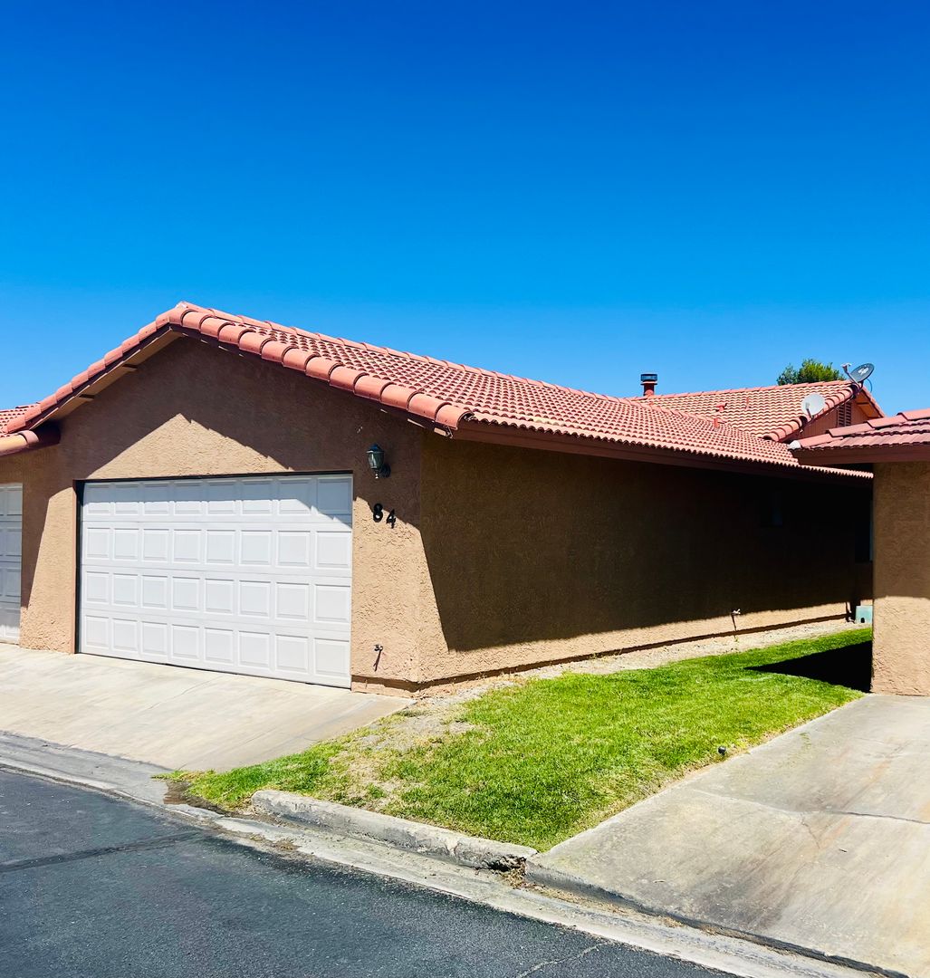 Helendale House: 27535 Lakeview Drive #84