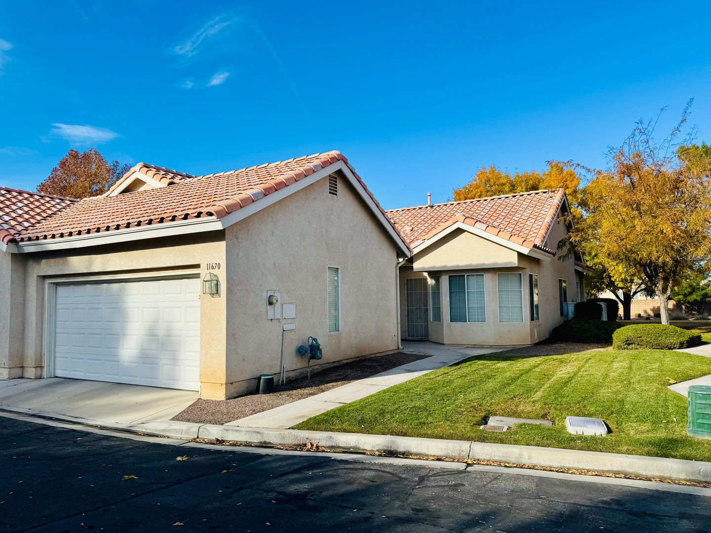Apple Valley House: 11670 Oak St