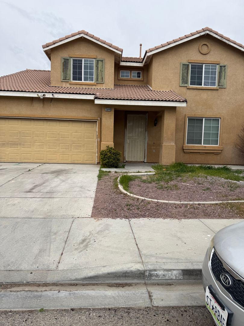 Victorville House: 15640 Inca way