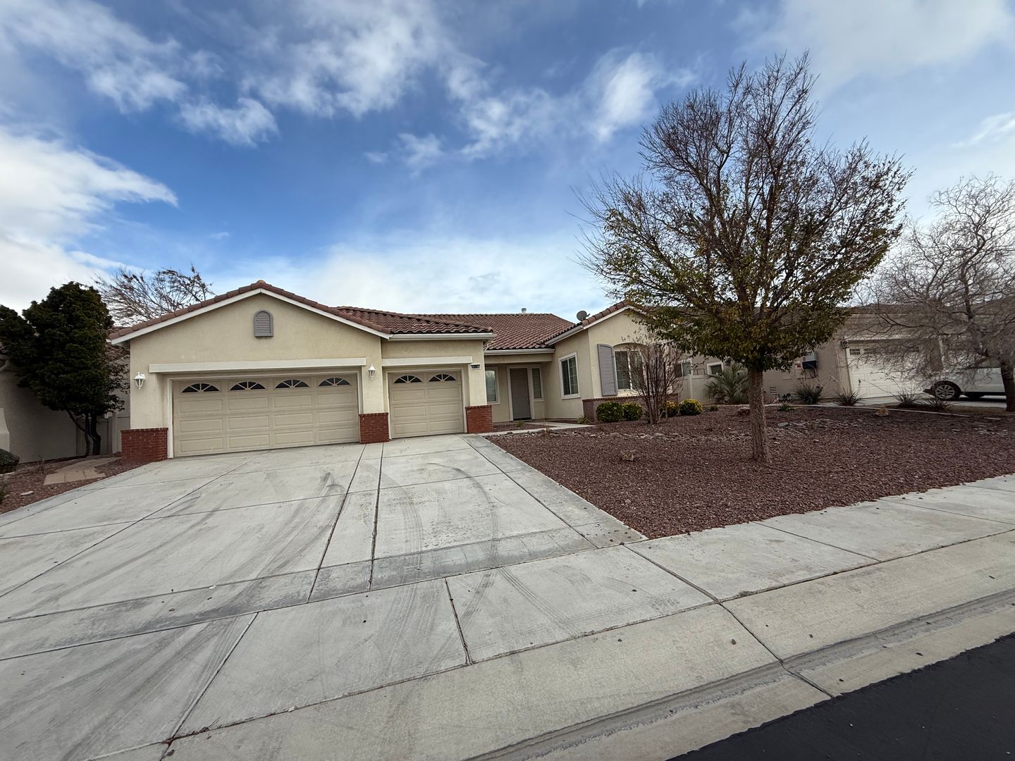 Apple Valley House: 10807 Tumbleweed Rd
