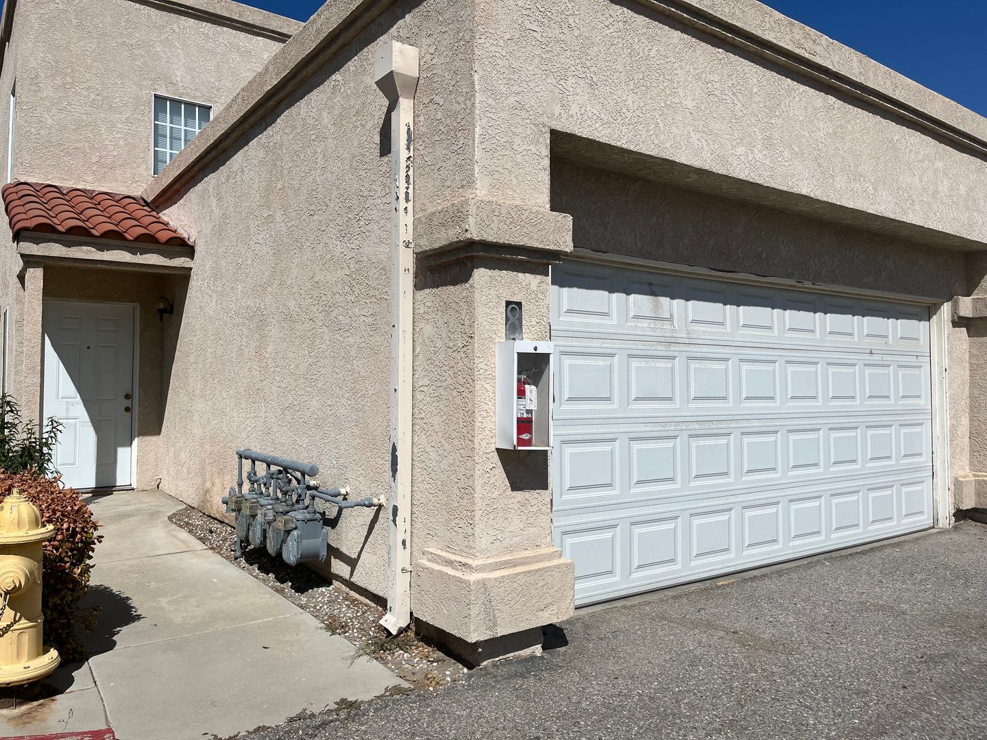 Hesperia Apartment: 15544 Sequoia Ave.