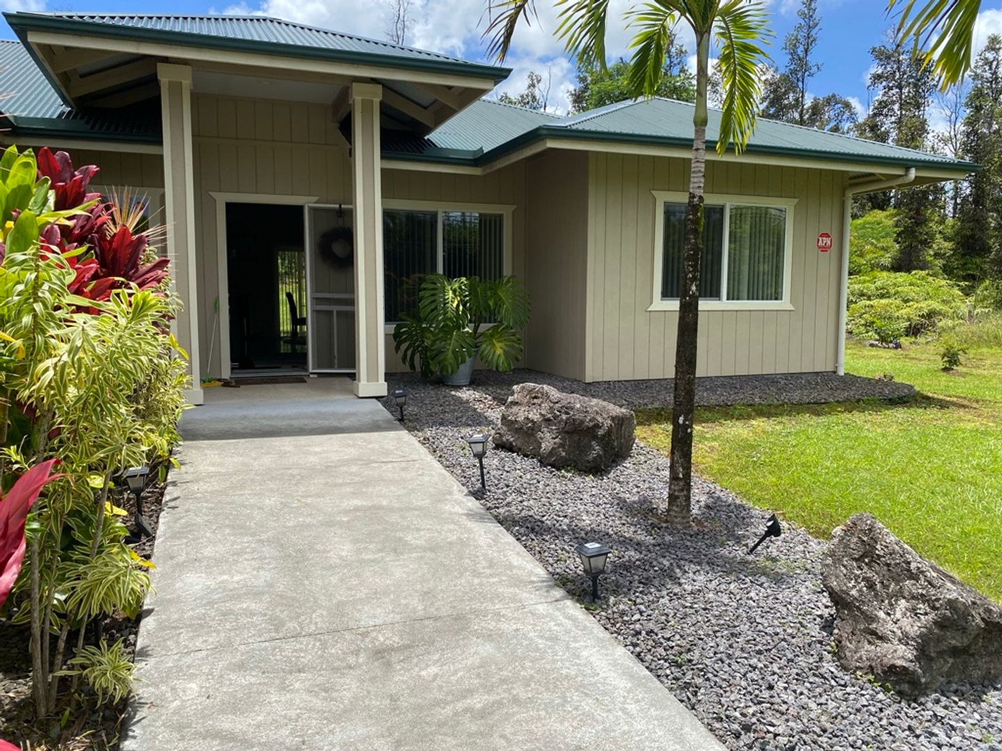 Keaau House: 15-1572 19th Ave