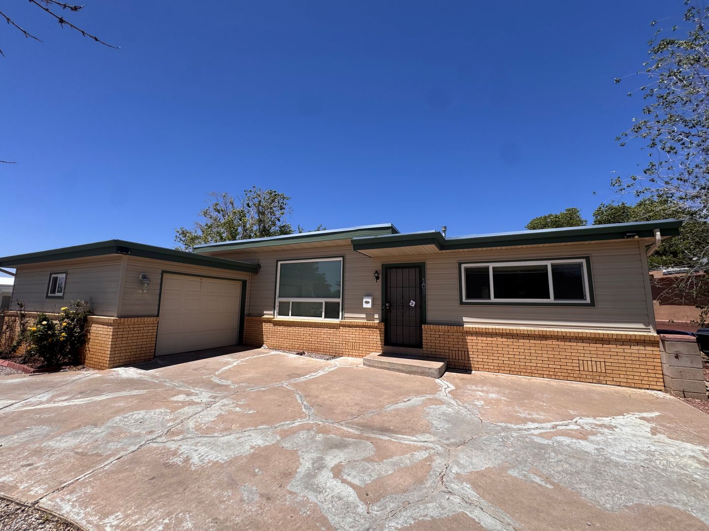 Albuquerque House: 10211 Blume St NE