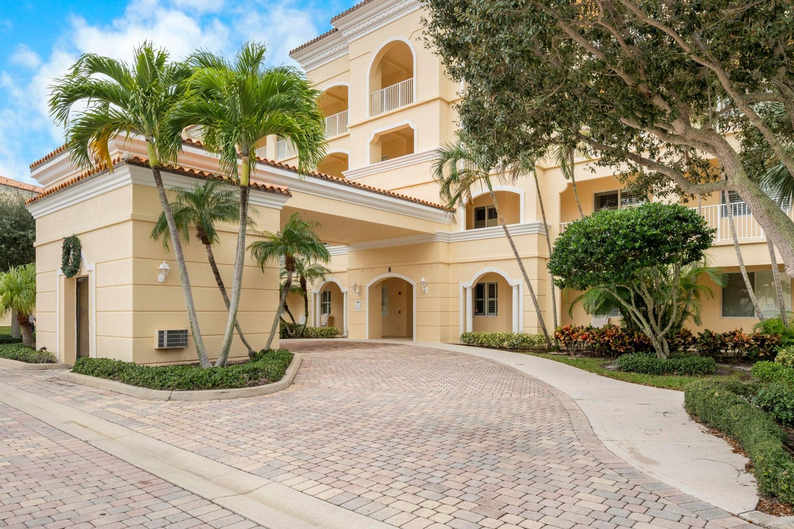 Ft Pierce Condo: 8 Harbour Isle Drive E PH05