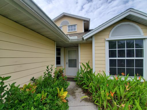 2 Bedrooms plus Loft! – photo 1