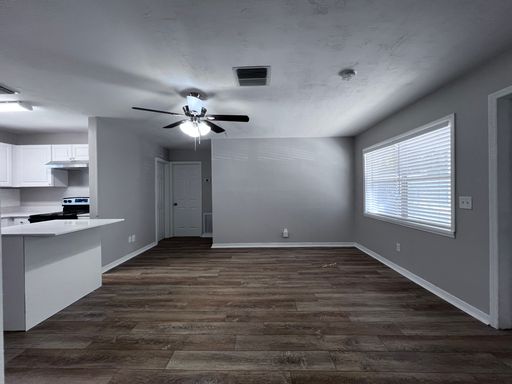 ***COMING SOON*** 3/1 Located in Lakewood Park