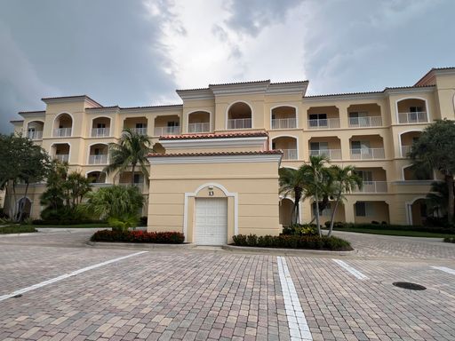 Furnished 2/2 Penthouse with Marina Views