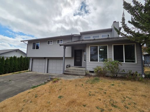 Port Orchard Split Level for Rent. Bonus Room & Huge Fenced Yard! Available Now! – photo 1