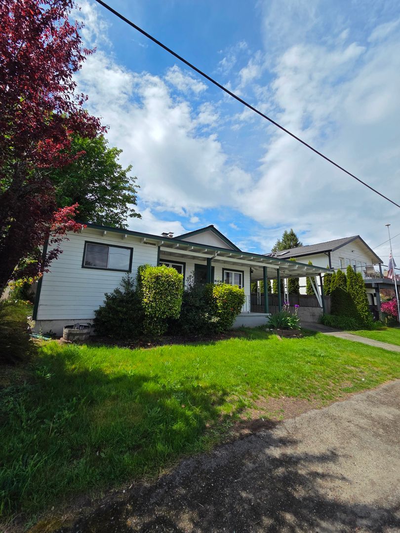 Port Orchard House: 2196 E Spring Street