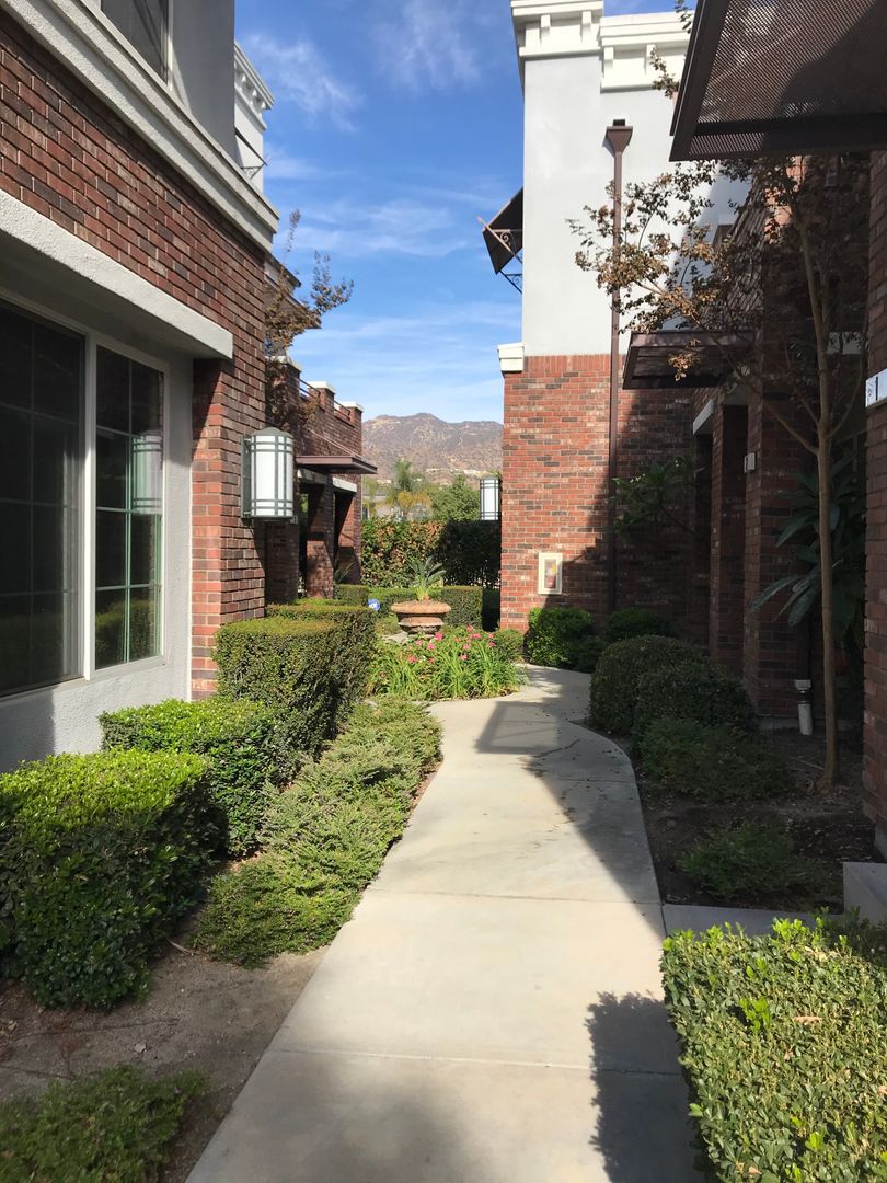 Glendale House: 395 Arden Ave., #2
