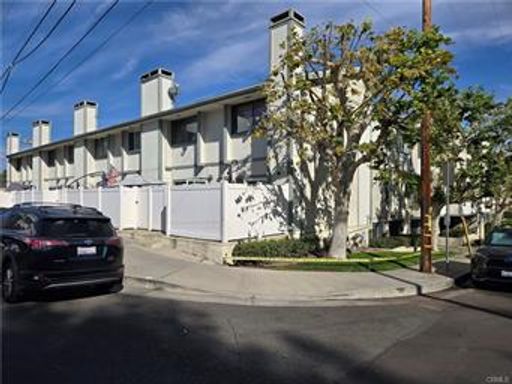 Calabasas 2+3 with bonus room located in a great community