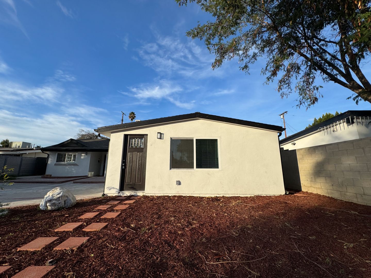 Reseda House: 19351 1/2 Strathern St.
