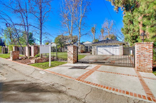 ENTERTAINER'S DELIGHT! GATED ESTATE IN SOUGHT AFTER COLLEGE ACRES!