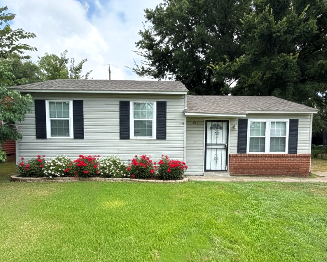 Memphis House: 896 Leacrest Ave