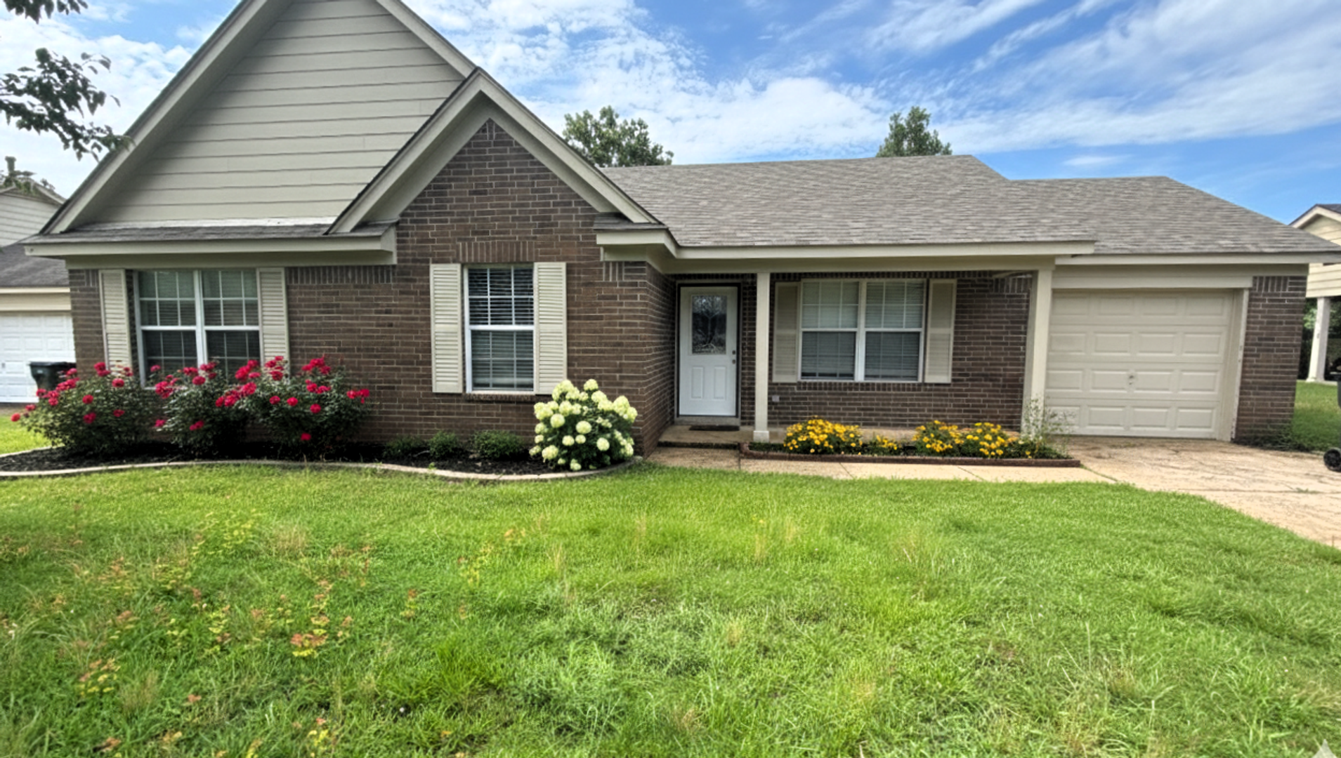 Oakland House: 175 Pine Ridge Ln