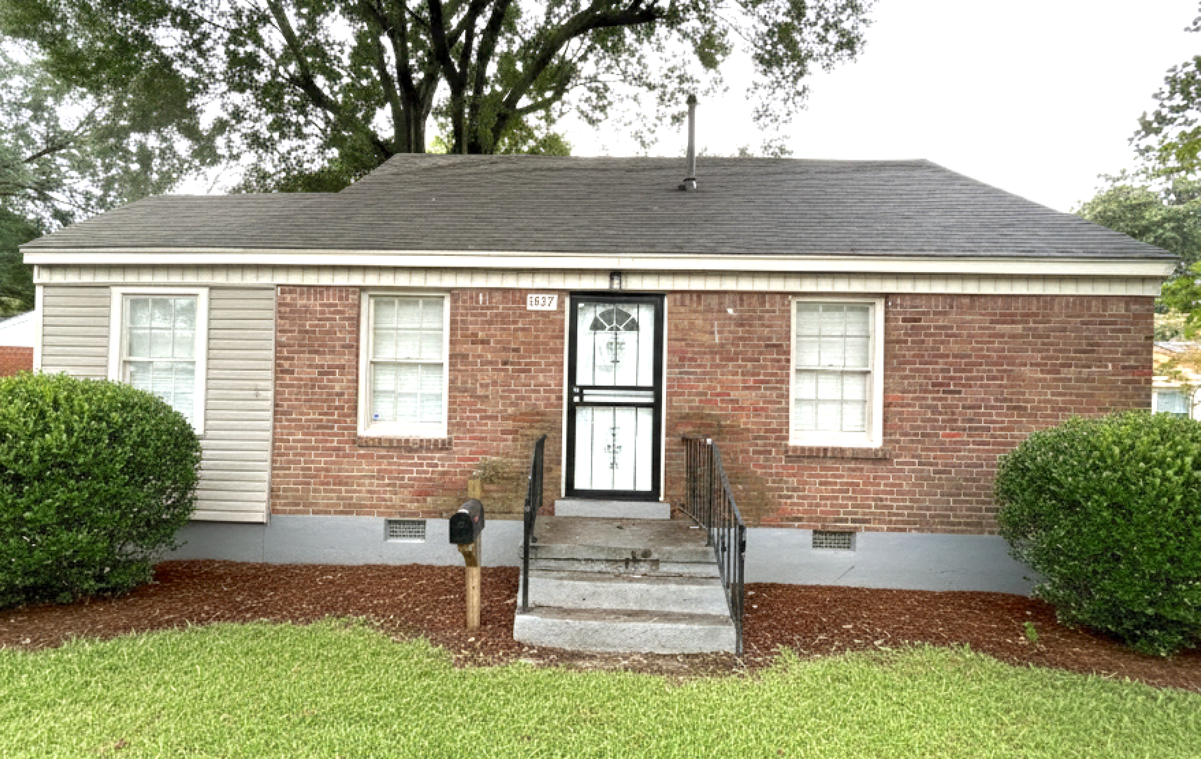 Memphis House: 1937 N Graham St