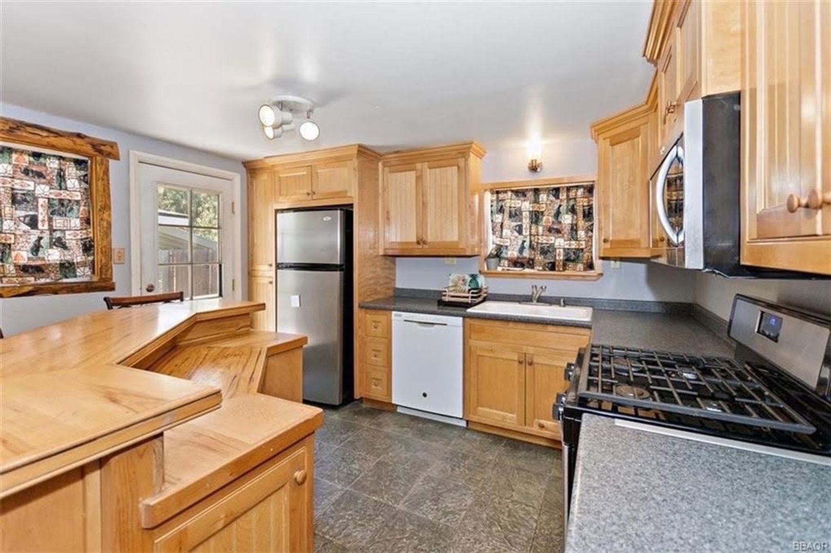 Big Bear City House: 236 E Mountain View