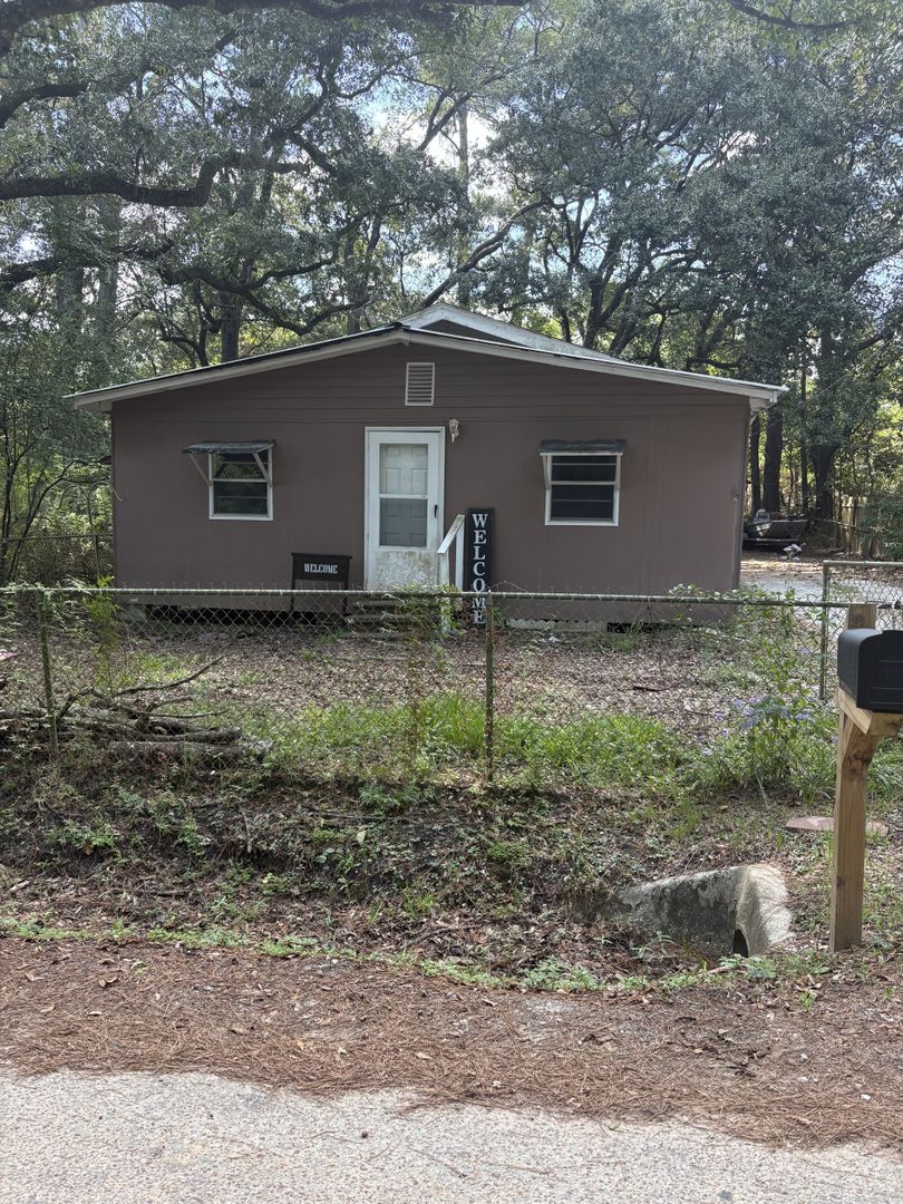 Bayou La Batre House: 13700 Castelin Ave