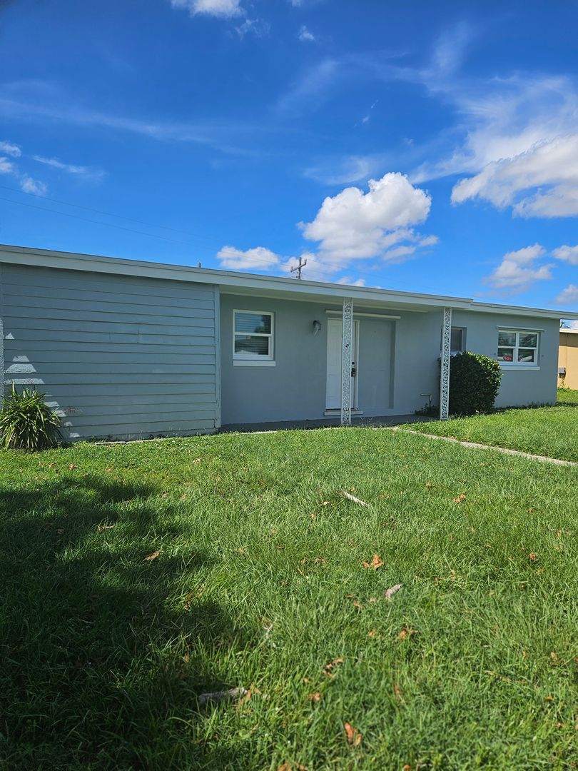 Port Charlotte House: 2433 Deedra St