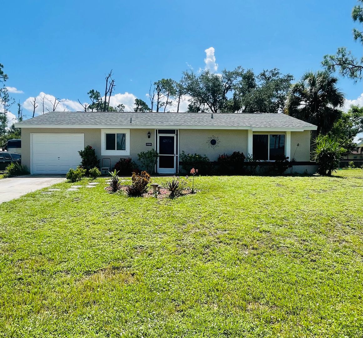 Port Charlotte House: 2450 Strawlawn Street