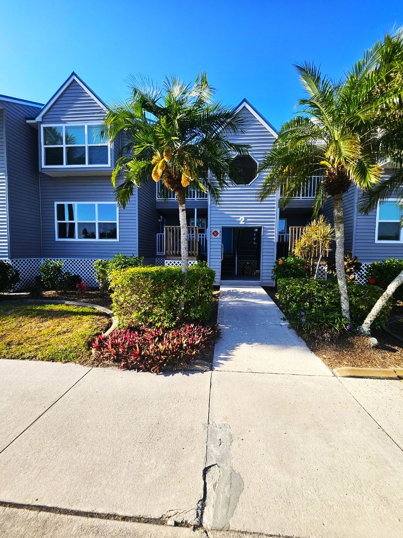 Port Charlotte House: 4410 Warren Avenue #206