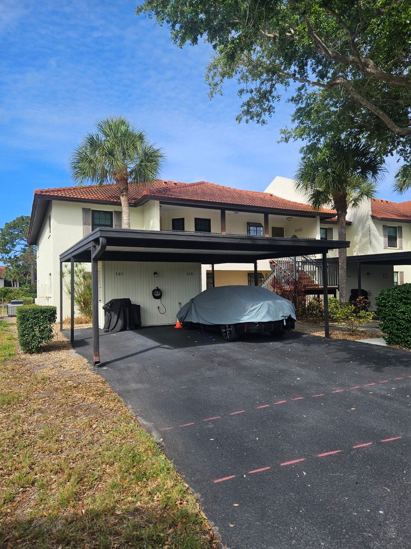 Englewood House: 307 Pine Hollow Circle