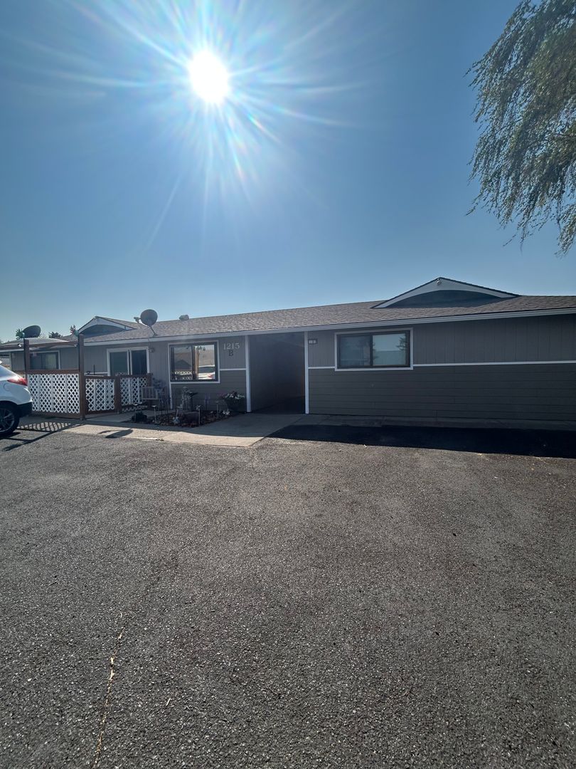 Goldendale Apartment: 1215 Bennett Dr