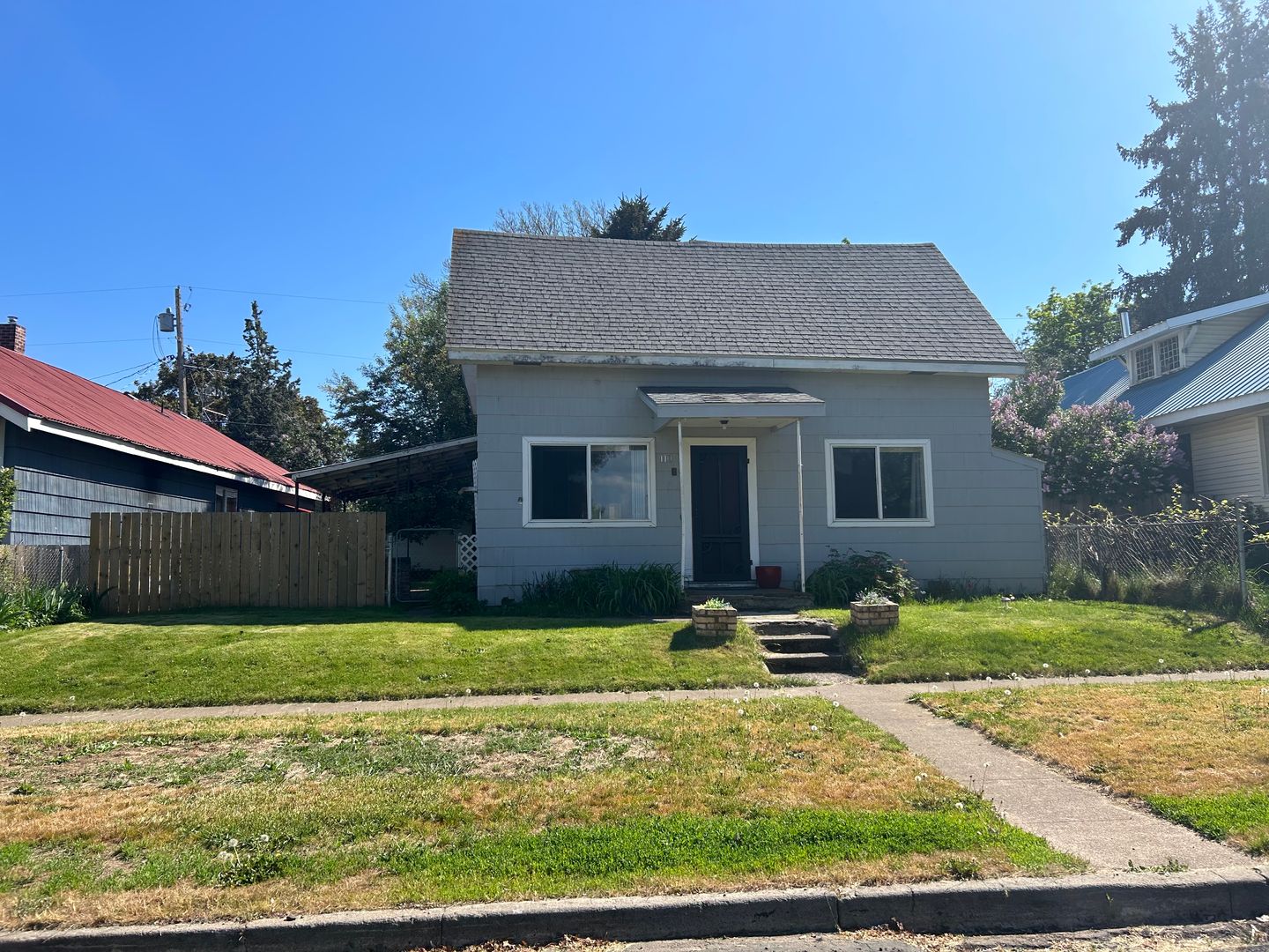 Goldendale House: 110 NW 2nd St