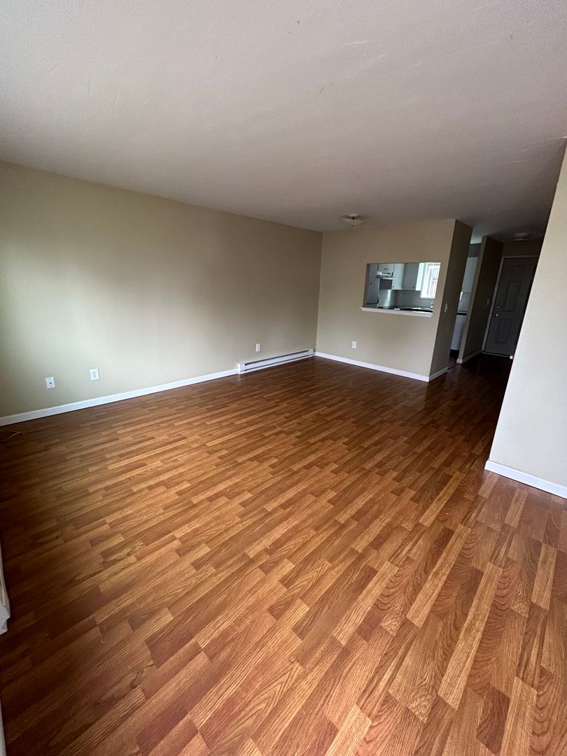 Goldendale Apartment: 312-326 W Collins St