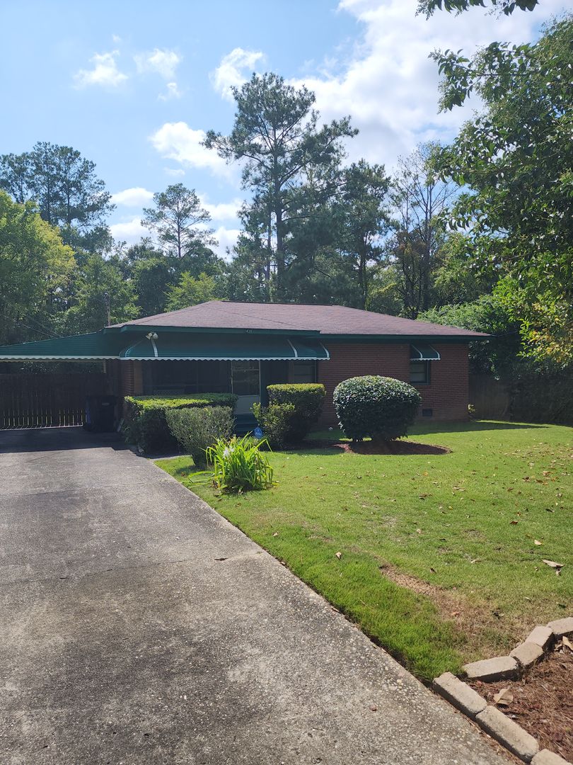 Columbus House: 1439 John Smith Ave