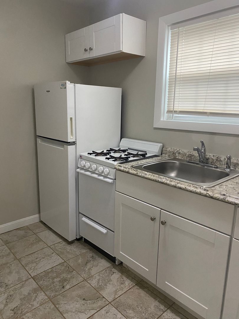 Fall River Apartment: 107 Winter Street