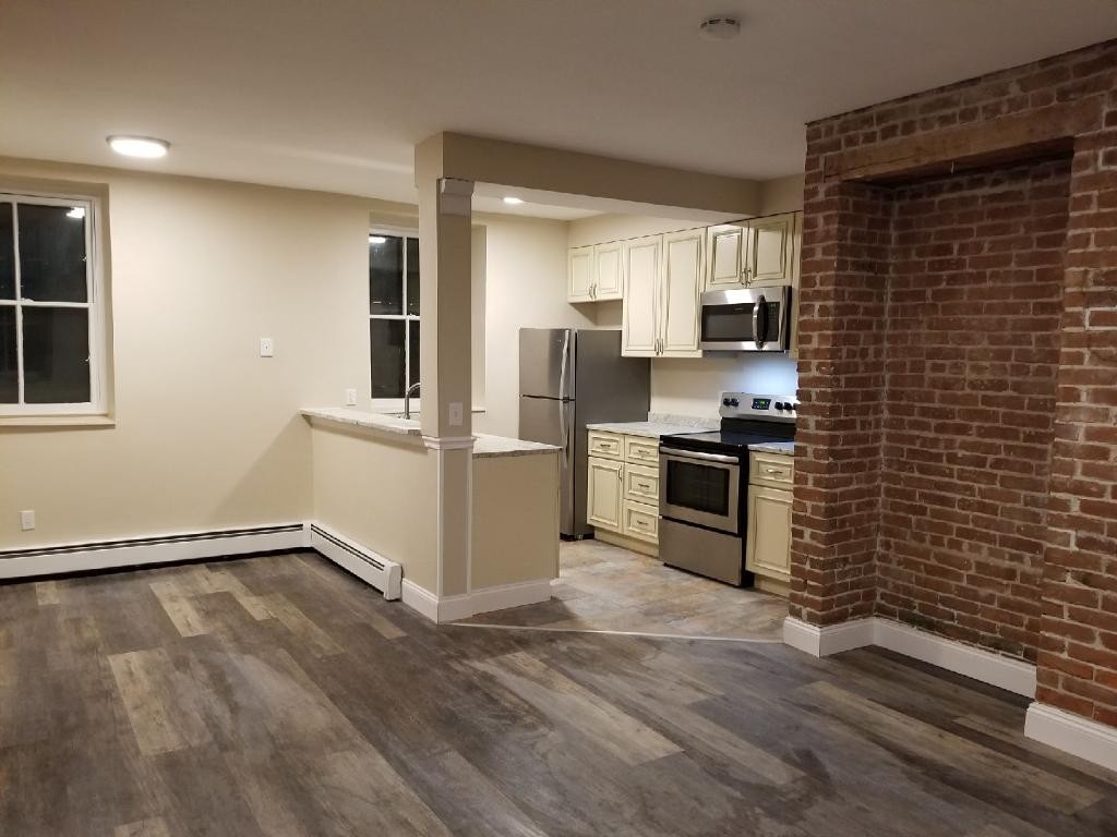 Fall River Apartment: 533 Locust St
