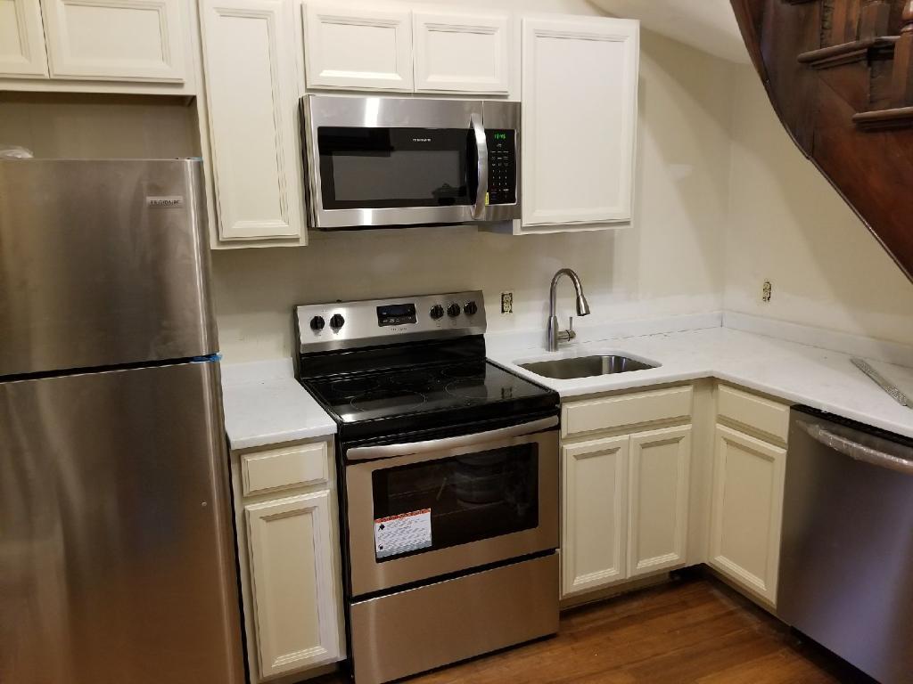 Fall River Apartment: 533 Locust St