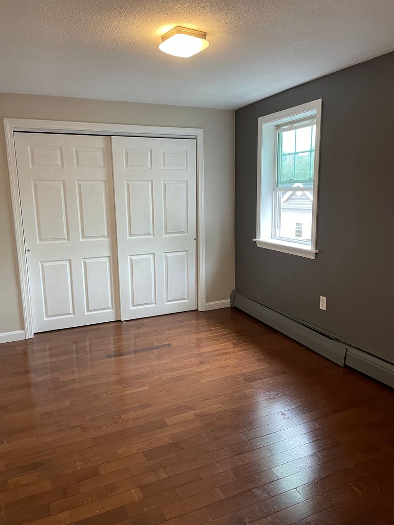 Fall River Apartment: 60 Pickering St