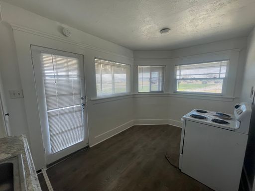 Available NOW - Studio Apt in Salinas!!!!