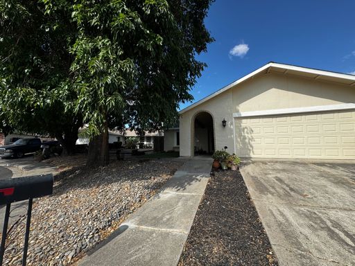 Bright & Comfortable 3-Bedroom Home with Solar in Pittsburg