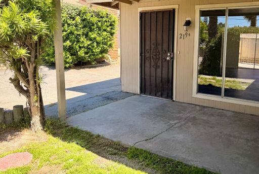 Charming 2 Bedroom + Loft Space in Vista! – photo 1