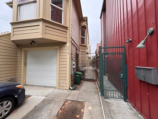 Modern Living in a Prime Oakland Location – Comfort, Convenience & Urban Charm – photo 1