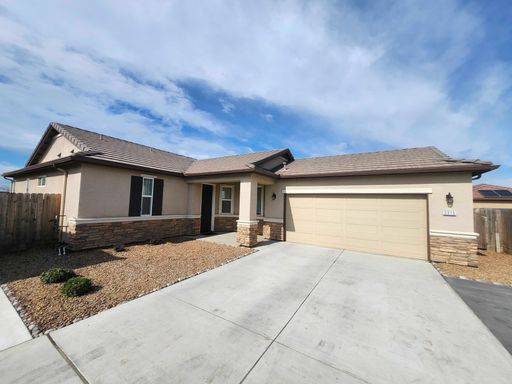 Charming 3-Bedroom Solar-Powered Home with Modern Amenities in Tulare – photo 1