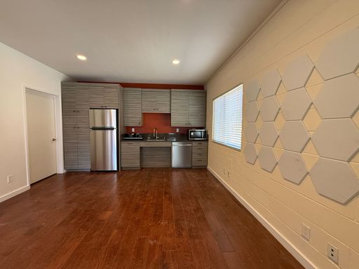 Beautiful Two Bedroom Unit Available in Santa Cruz! – photo 1