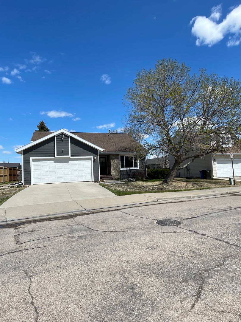 Rapid City House: 1210 Clover Ridge Ct