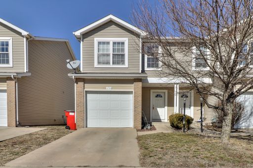 Full renovated townhome in Champaign - Available Now – photo 1