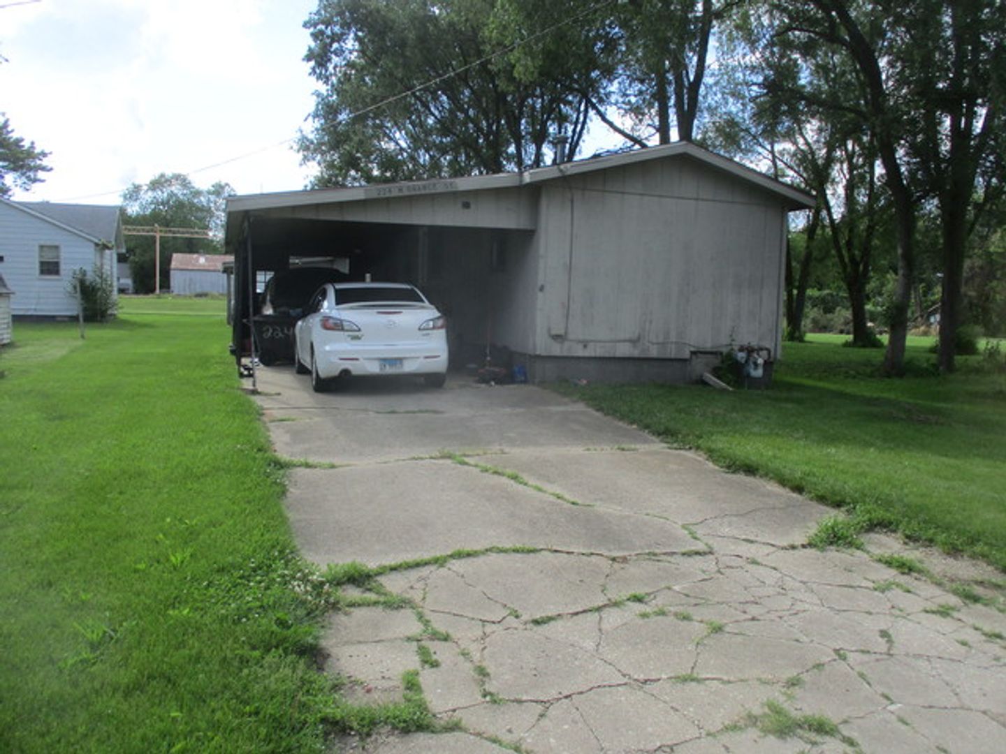 Ludlow Apartment: 224 N Oak St