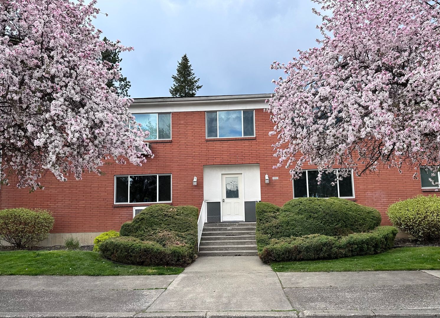 Coeur d' Alene Apartment: 1201 E Lakeside Ave