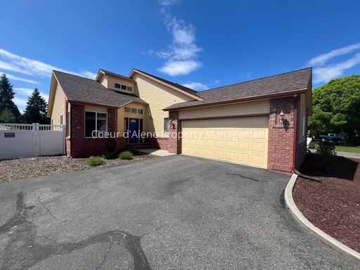 2 bed, 2 bath townhouse near Avondale Golf Course!