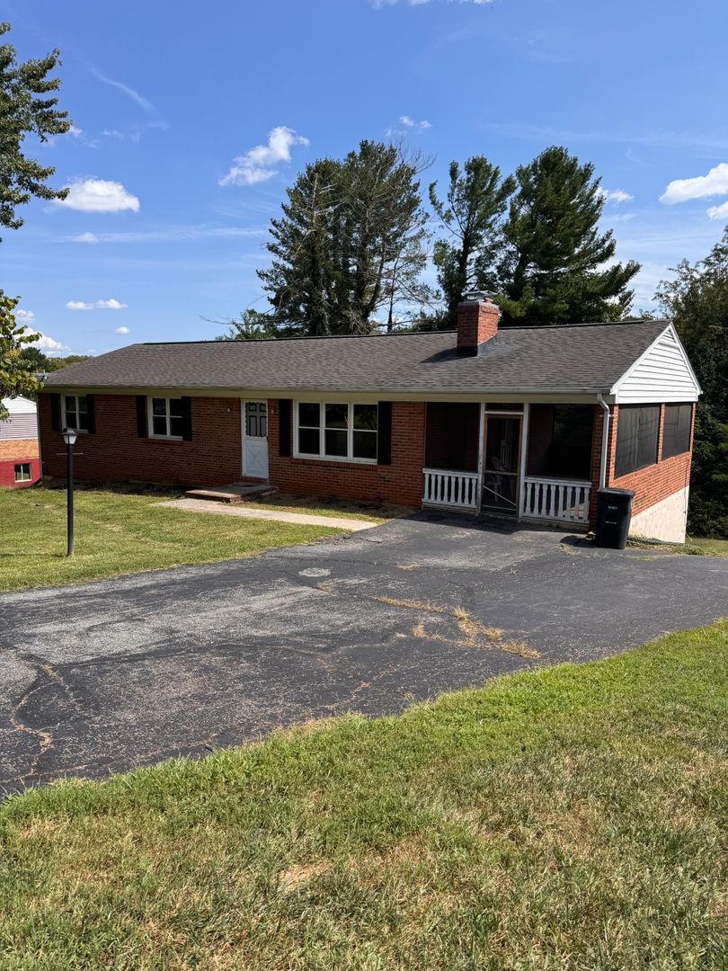 Lynchburg House: 104 Westburg Drive