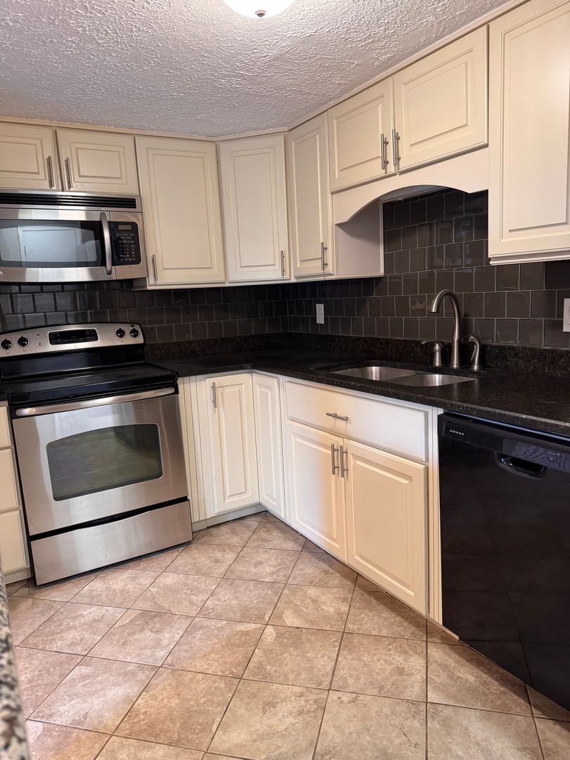 Lynchburg House: 164 Kitty Hawk Square